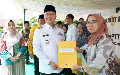 Gubernur Bengkulu bagikan SK GTT/PTT secara simbolis di SMKN 7 Rejang Lebong pada Kamis, (21/3/2024).