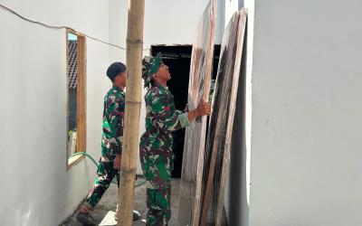 Personel Satgas TMMD ke-129 Kodim 0813 Bojonegoro bersama warga bergotong royong menyelesaikan tahap finishing renovasi Rumah Tinggal Layak Huni (Rutilahu) milik Bapak Koko Margono di Dusun Krebet, Desa Kesongo, Kecamatan Kedungadem, Bojonegoro, Kamis (6/8/2026). Renovasi tersebut ditargetkan segera rampung agar rumah dapat ditempati dengan aman dan nyaman.