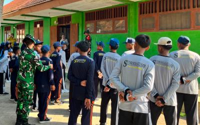 Melalui kegiatan nonfisik, personel Satgas TMMD Kodim 0813 Bojonegoro memberikan pelatihan Peraturan Baris Berbaris (PBB) kepada siswa SMP Negeri Satu Atap Kesongo, Jumat (17/7/2026). 
