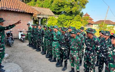 Matahari baru saja menyinari Desa Kesongo, Kecamatan Kedungadem, ketika puluhan prajurit TNI dari berbagai matra mulai berbaris rapi di lokasi TNI Manunggal Membangun Desa (TMMD) ke-129 Kodim 0813 Bojonegoro, Jumat (17/7/2026).