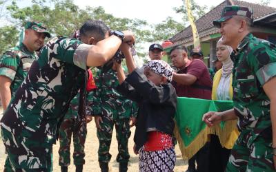 Suasana penuh keakraban mewarnai kunjungan Tim Pengawasan dan Evaluasi (Wasev) TNI Manunggal Membangun Desa (TMMD) ke-129 Tahun Anggaran 2026 di Desa Kesongo, Kecamatan Kedungadem, Kabupaten Bojonegoro, Jumat (31/7/2026).