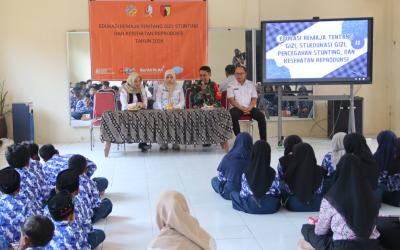 Pelajar SD dan SMP di Desa Kesongo, Kecamatan Kedungadem, Kabupaten Bojonegoro, mengikuti edukasi gizi, pencegahan stunting, dan kesehatan reproduksi yang digelar Satgas TMMD ke-129 Kodim 0813/Bojonegoro bersama DP3AKB Kabupaten Bojonegoro dan Forum GenRe, Rabu (5/8/2026). Foto: Deni Aripandi/Sumber TMMD Bojonegoro.