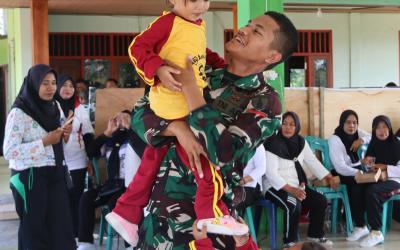 Bergandengan tangan dengan Babinsa Desa Kesongo, Serka Lasmidi, para personel Satgas TMMD menerjang terik musim kemarau untuk mendistribusikan air bersih langsung ke rumah-rumah warga di Dusun Krebet RT.013 RW.006, Desa Kesongo, Kecamatan Kedungadem, Kabupaten Bojonegoro, Selasa (4/8/2026).