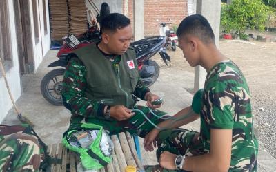 Menyadari pentingnya menjaga stamina pasukan pengabdi rakyat ini, Tim Kesehatan Satgas TMMD menggelar pemeriksaan kesehatan rutin di Posko II Dusun Kedungpandan, Desa Kesongo, Selasa (28/7/2026).