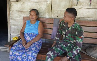 Di lokasi pekerjaan, personel Satgas TMMD bersama warga tampak bekerja bergotong royong. Mulai dari persiapan lokasi hingga proses pembangunan dilakukan secara bersama-sama, memperlihatkan kuatnya kolaborasi antara TNI dan masyarakat.