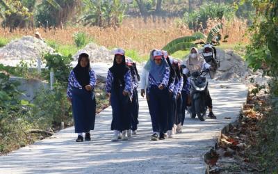 Siswa-siswi SDN Kesongo II berlatih gerak jalan di atas jalan rabat beton hasil program TMMD ke-129 Kodim 0813/Bojonegoro di Dusun Kedungpandan, Desa Kesongo, Kecamatan Kedungadem, Rabu (5/8/2026). Jalan sepanjang 550 meter tersebut kini dimanfaatkan masyarakat untuk berbagai aktivitas, termasuk latihan menyambut HUT ke-81 Kemerdekaan Republik Indonesia. Foto: Deni Aripandi/Sumber TMMD Bojonegoro.
