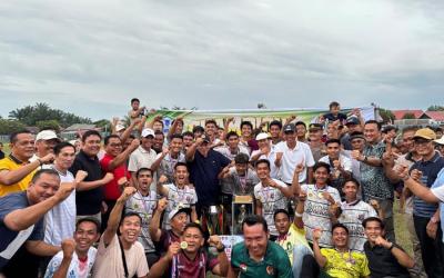 Tuan rumah HWBR FC mengunci kemenangan dalam laga fina Bandar Ratu Cup 3 di Lapangan Ratok Denai Kelurahan Bandar Ratu, Minggu (16/8/2026). (Oye/PenaRafflesia.Com)