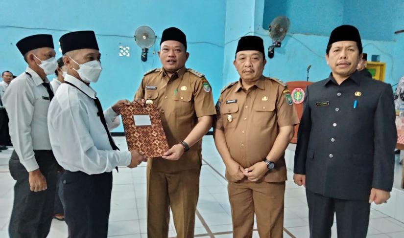 Bupati Seluma Erwin Octavian menyerahkan Surat Keputusan (SK) guru dengan status Pegawai Pemerintah dengan Perjanjian Kerja (PPPK)
