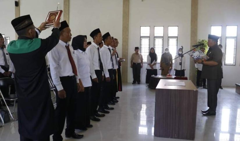 Bupati Seluma Erwin Octavian, melantik dan mengambil sumpah anggota Badan Permusyawaratan Desa (BPD) dan Pergantian Antar Waktu (PAW) Tuju Kecamatan