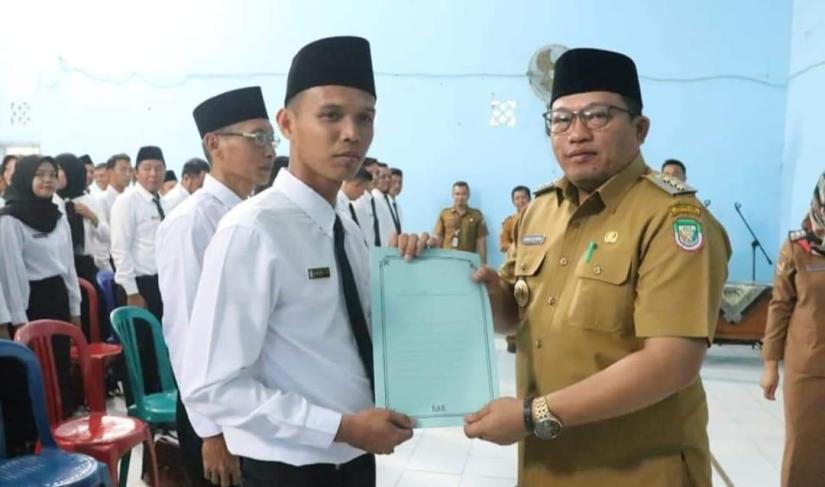 Bupati Seluma Erwin Octavian, SE menyerahkan 160 SK dan Mengambil Sumpah Pengangkatan Pegawai Pemerintah dengan Perjanjian Kerja (PPPK) Guru Tahap ll Formasi Tahun 2021 di Ruang Gedung PGRI Kabupaten Seluma, Senin (22/8/2022).