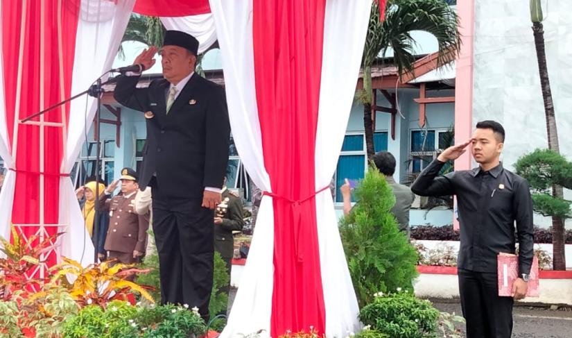 Wakil Bupati Seluma Drs. Gustianto bertindak selaku inspektur upacara Peringati Hari Sumpah Pemuda, Jumat (28/10/22)