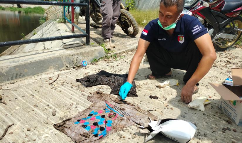 Tim INAFIS saat mengidentifikasi pakaian korban, kemarin.