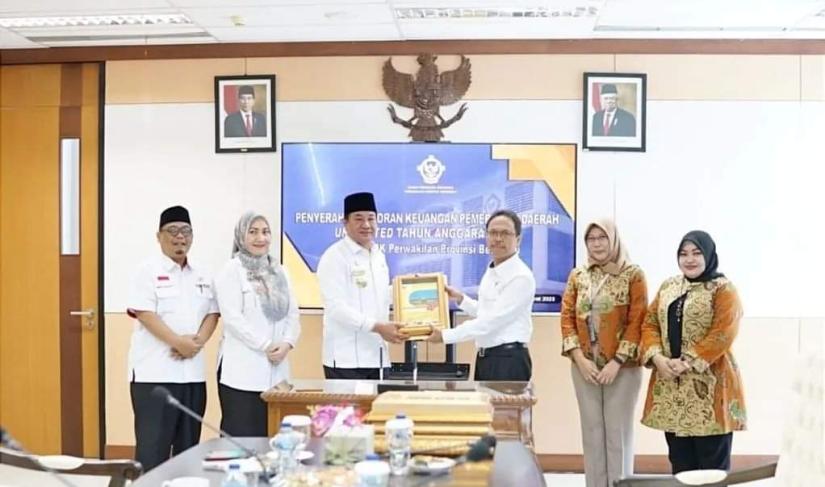 Foto: Wakil Gubernur Bengkulu serahkan Laporan Keuangan ke BPK.