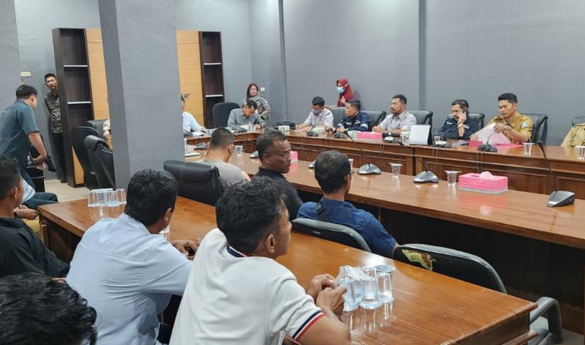  Kepala Divisi Pengamanan (Kadivpam) PT. Timah Tbk Wing Handoko Merespon Keinginan Warga Bakit, Selasa (14/2/23) Siang
