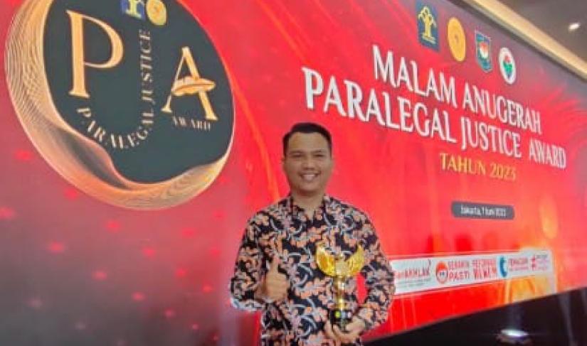 Lurah Gununggedangan, saudara Andika Dewantara yang telah berhasil meraih penghargaan Paralegal Justice Award 2023, Sabtu (3/6/2023).