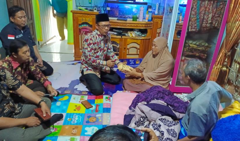 Poto saat kunjungan dan pemberian bantuan sosial