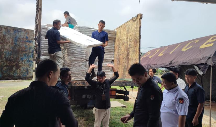 Poto KPU Seluma saat menerima Bilik suara dan di simpan di gudang KPU Seluma