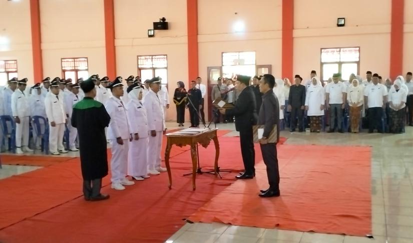 Photo saat pelantikan dan pengambilan sumpah oleh Bupati