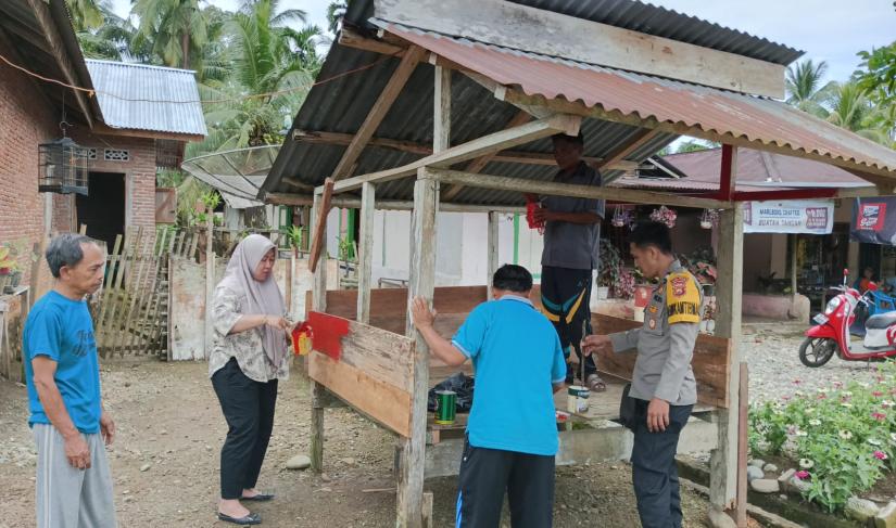 Bhabinkamtibmas Briptu Roby S dan Warga Gotong-Royong Bangun Pos Kamling di Desa Simpang Pino, Bengkulu Selatan
