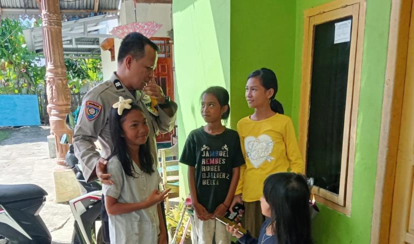 Bhabinkamtibmas Polsek Pino Polres Bengkulu Selatan Polda Bengkulu Aiptu Robi Irawan S.H menyambangi  anak anak Desa Ulak Lebar Kecamatan Pino Kabupaten Bengkulu Selatan, Minggu (21/5/2023). 