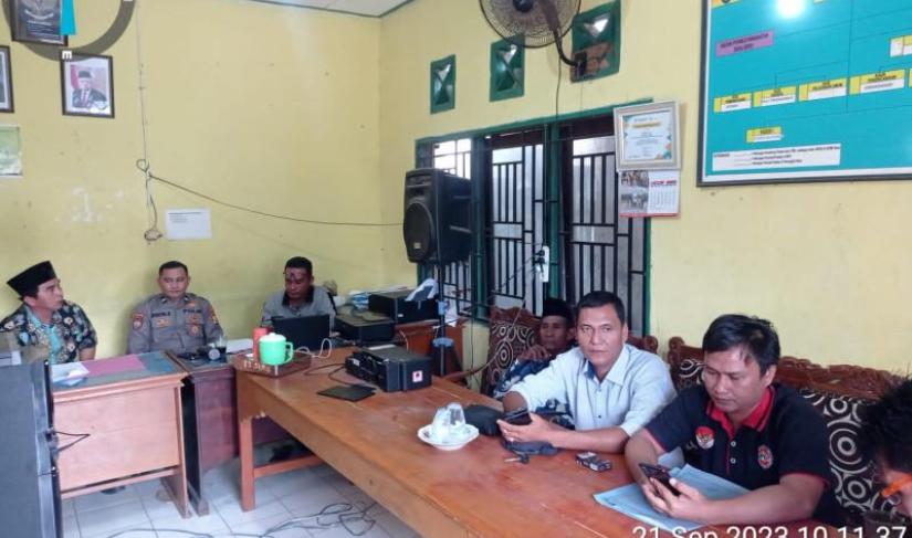 Polisi kunjungi kepala desa terkait adanya informasi mengganggu istri orang dan terlibat curnak. 