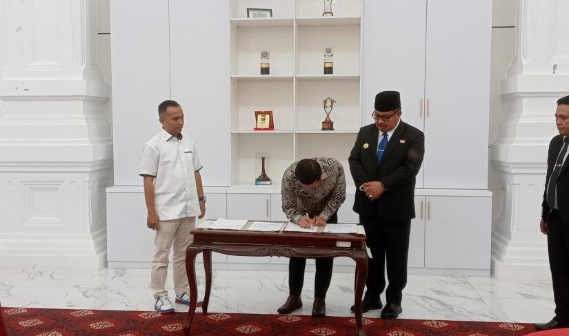 Pemkot Bengkulu menandatangani Naskah Perjanjian Hibah Daerah untuk KPU dan Bawaslu Kota Bengkulu, di Balai Kota Merah Putih, Jumat (10/11/23).