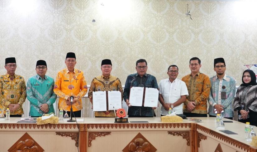 Penandatanganan Naskah Perjanjian Hibah Daerah (NPHD) di ruang rapat Balai Raya Semarak Bengkulu, Kamis (30/11). 