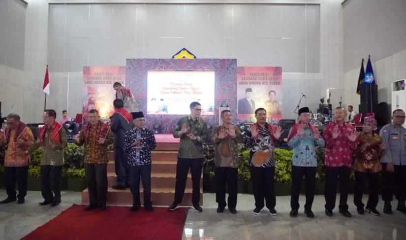 Pemprov Bengkulu menyerahkan satu unit mobil ambulance ke Merga Silima, Jum’at (08/12), di Gedung Serba Guna (GSG) Universitas Bengkulu.