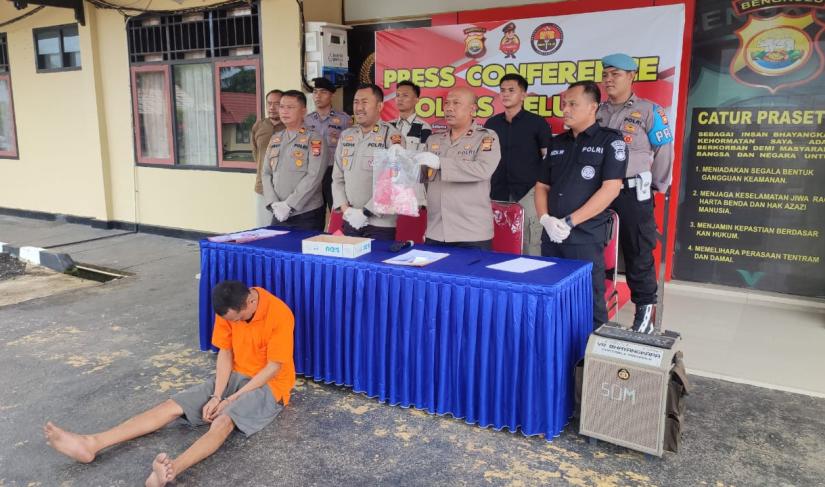 Kasus rudapaksa  terhadap anak di bawah umur kembali terjadi di wilayah Kabupaten Seluma. Aksi bejat kali ini dilakukan  seorang ayah yang tega melakukan aksi tersebut terhadap anak kandungnya sendiri yang masih berusia 3,5 tahun.