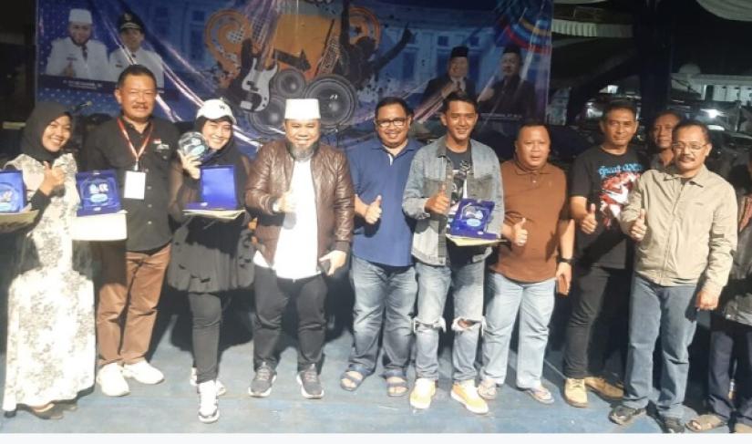 Walikota Bengkulu Helmi Hasan didampingi Sekda Arif Gunadi dan beberapa Kepala OPD hadir langsung di lokasi sekaligus menyerahkan hadiah kepada para pemenang Pada malam final, Jumat (10/3)