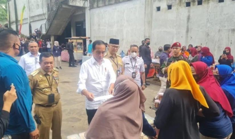  Presiden Joko Widodo beserta rombongan tiba di Bandara Sultan Thaha, Kota Jambi, Provinsi Jambi, pada Selasa, 16 Mei 2023.