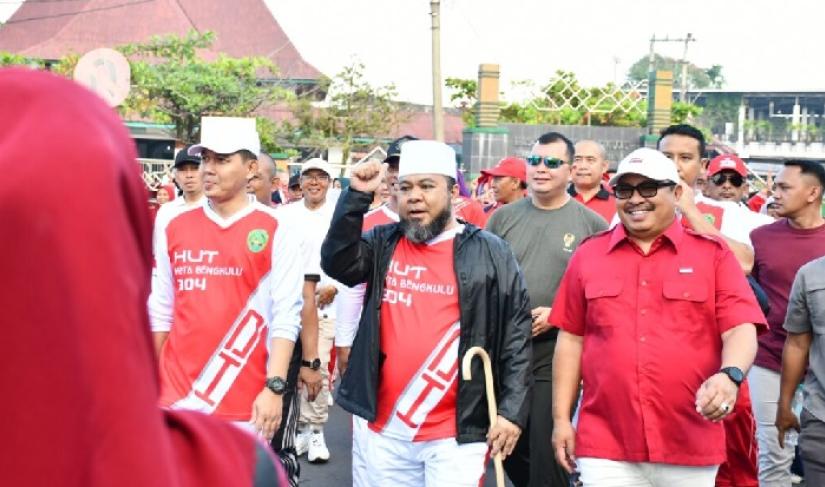  Pada Jumat pagi (10/3), Kota Bengkulu merayakan Hari Jadi ke-304 dengan pelaksanaan jalan bahagia yang berbeda dari sebelumnya. Acara tersebut dihadiri oleh Walikota Bengkulu Helmi Hasan (fot: Mc Kota)