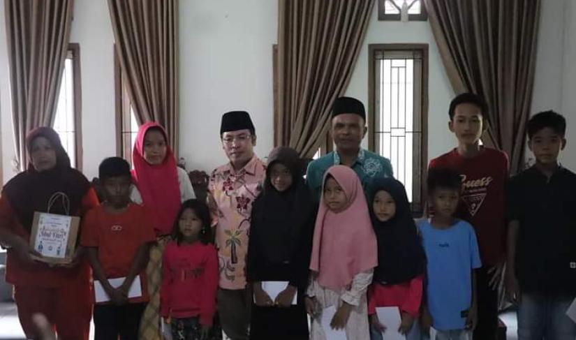 Bupati Mukomuko Berbagi Dengan Para Petugas Kebersihan Dinas Lingkungan Hidup Dan Santuni Yatim Piatu