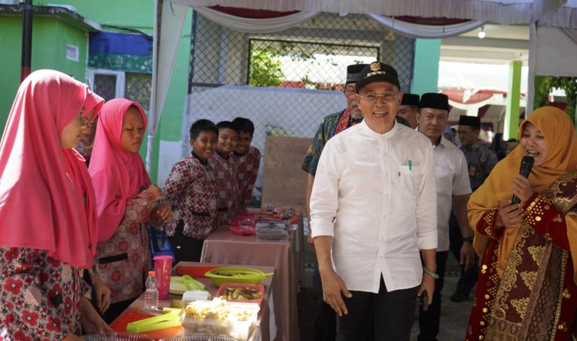 Bupati Bengkulu Selatan saat meninjau stand pangan siswa salah satu sekolah di BS.
