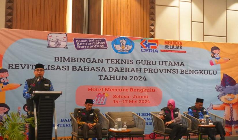 Asisten I Khairil Anwar menutup Bimbingan Teknis (Bimtek) Guru Utama Revitalisasi Bahasa Daerah Provinsi Bengkulu yang diselenggarakan oleh Kantor Bahasa Bengkulu, Jumat (17/5/2024).