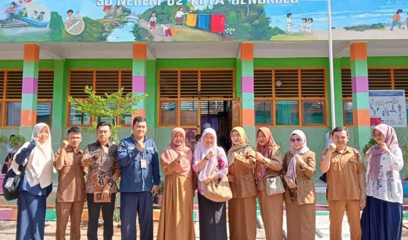 Dinas LHK Provinsi Bengkulu yang tergabung dalam Tim Pembina Adiwiyata saat bersama pihak sekolah. (Aldo~PenaRafflesia.Com)