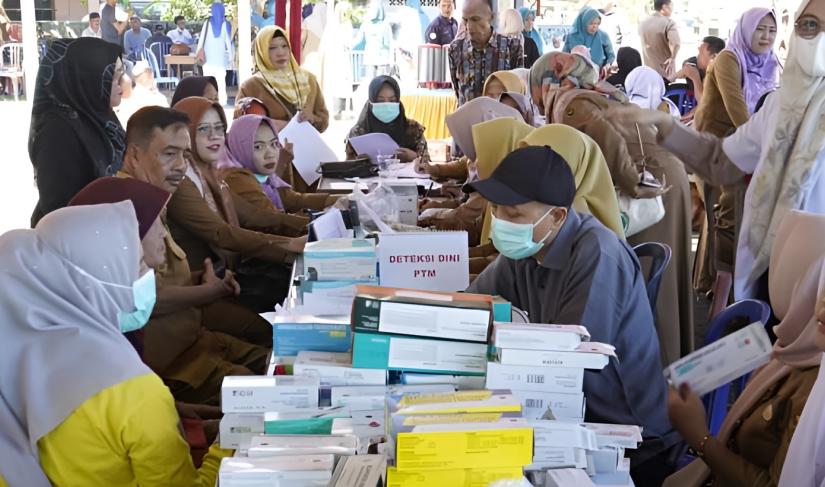 Pelayanan administrasi dan kesehatan di salah satu kantor desa di Kabupaten Bengkulu Selatan.