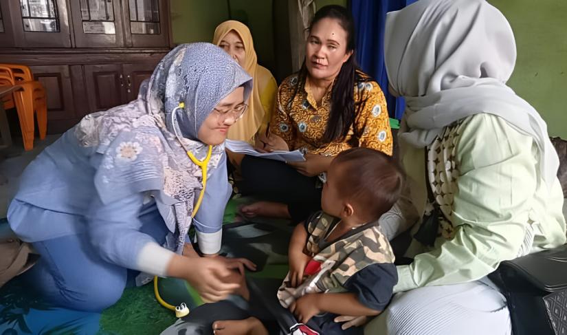 Dinas PPKB-P3A Bengkulu Selatan dan tenaga kesehatan saat melakukan pemeriksaan terhadap Balita di wilayah BS.