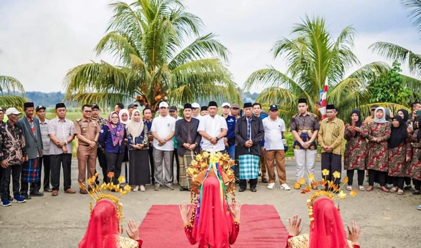 Bupati Seluma saat sapa warga dengan masyarakat Taba di sambut dengan tarian dan budaya serawai