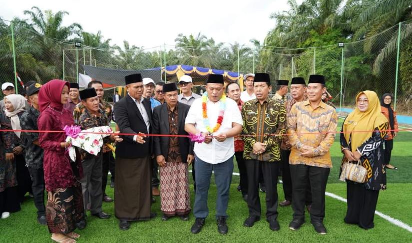 Bupati Seluma saat potong pita resmikan lapangan futsal desa muara maras kecamatan Semidang Alas Maras