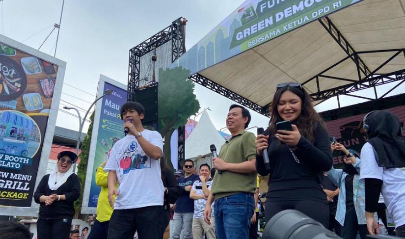 Sultan didampingi Agi Agusrin dan Rian D'Masiv dalam kegiatan Fun Walk Green Democracy, Minggu (17/11/2024). (Aldo~PenaRafflesia.Com)