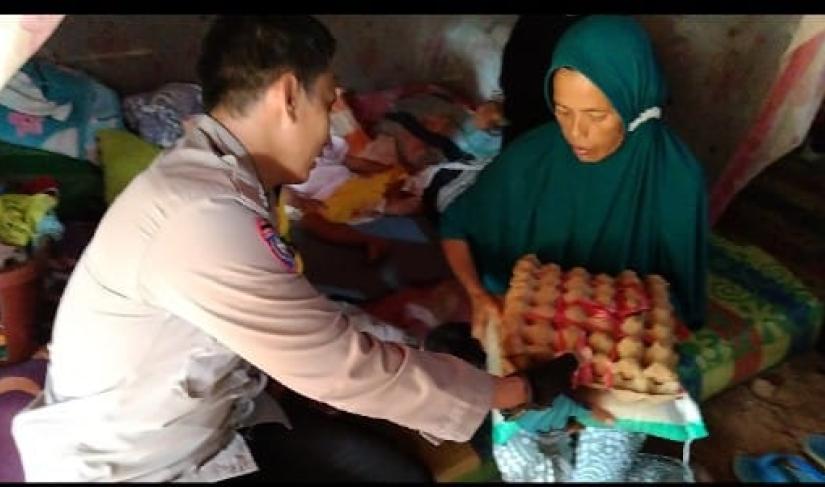 Babinkamtibmas Maje memeberian bantuan kepada masyarakat yang terkena penyakit Hidrosefalus, Senin (25/03)