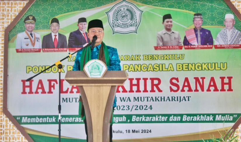 Gubernur Bengkulu, Rohidin Mersyah, dalam sambutannya pada Haflah Akhir Sanah Tahun Pelajaran 2023/2024 di Aula Serbaguna Ponpes Pancasila Bengkulu, Sabtu (18/5).