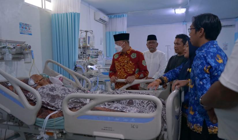 Gubernur Rohidin saat membesuk Erni di RSUD M. Yunus, Jumat (17/5/2024).