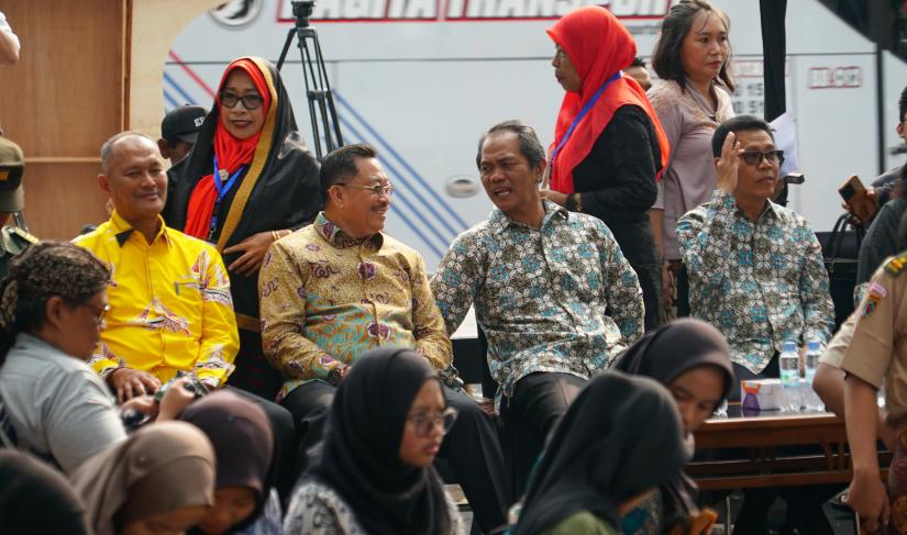 Wastra Nusantara Fashion 2024 digelar di Taman Sriwedari, Solo, pada hari Rabu (15/5).