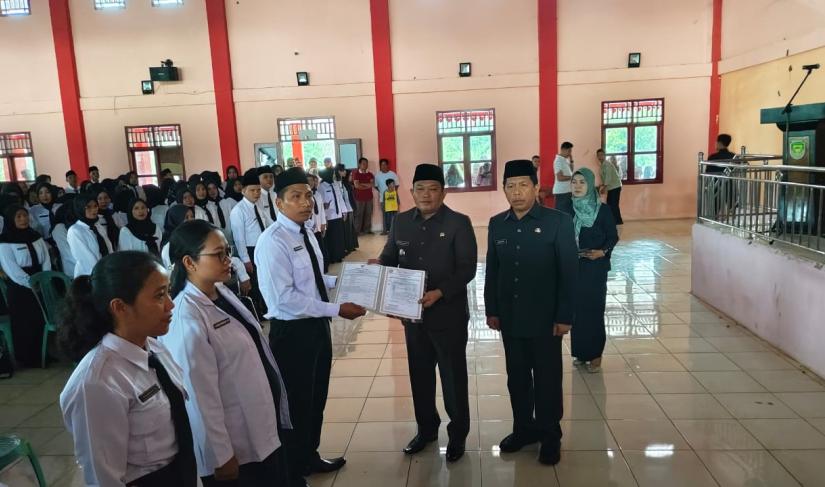Pemberian SK oleh Bupati Seluma secara simbolis