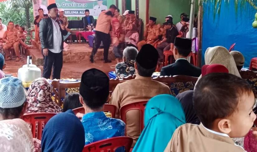Bupati Seluma saat kegiatan sapa warga di desa Lubuk Ngantungan