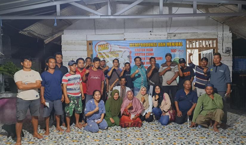 Anggota Komisi 3 DPRD Bangka Belitung, Ir. H. Azwari Helmi saat beraudiensi bersama warga, Kamis (18/1/24) malam. (foto: Red/Penarafflesia.com)