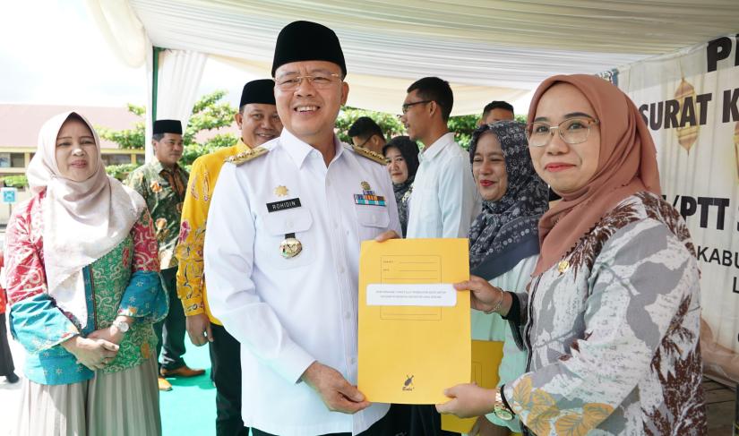 Gubernur Bengkulu bagikan SK GTT/PTT secara simbolis di SMKN 7 Rejang Lebong pada Kamis, (21/3/2024).