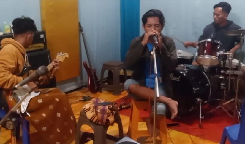 Mamas Plogger adalah seorang komponis dan penyanyi yang mempunyai aliran pop Jawa. (Doc:Red123)